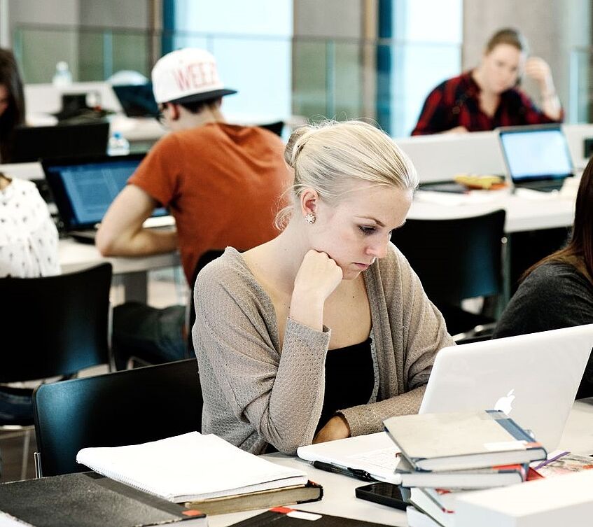 Foto zeigt Studentin beim Lernen.