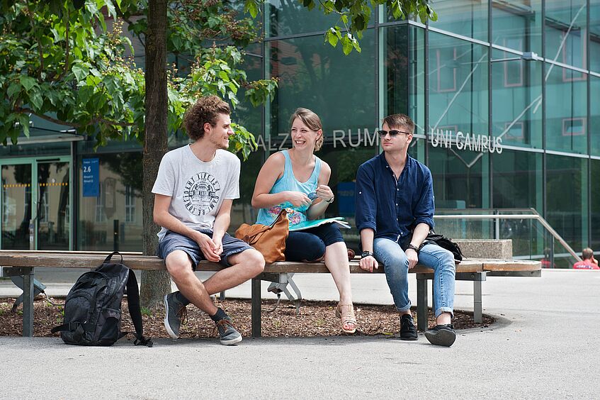 Foto Dekoration drei Personen sitzen im Uni Campus